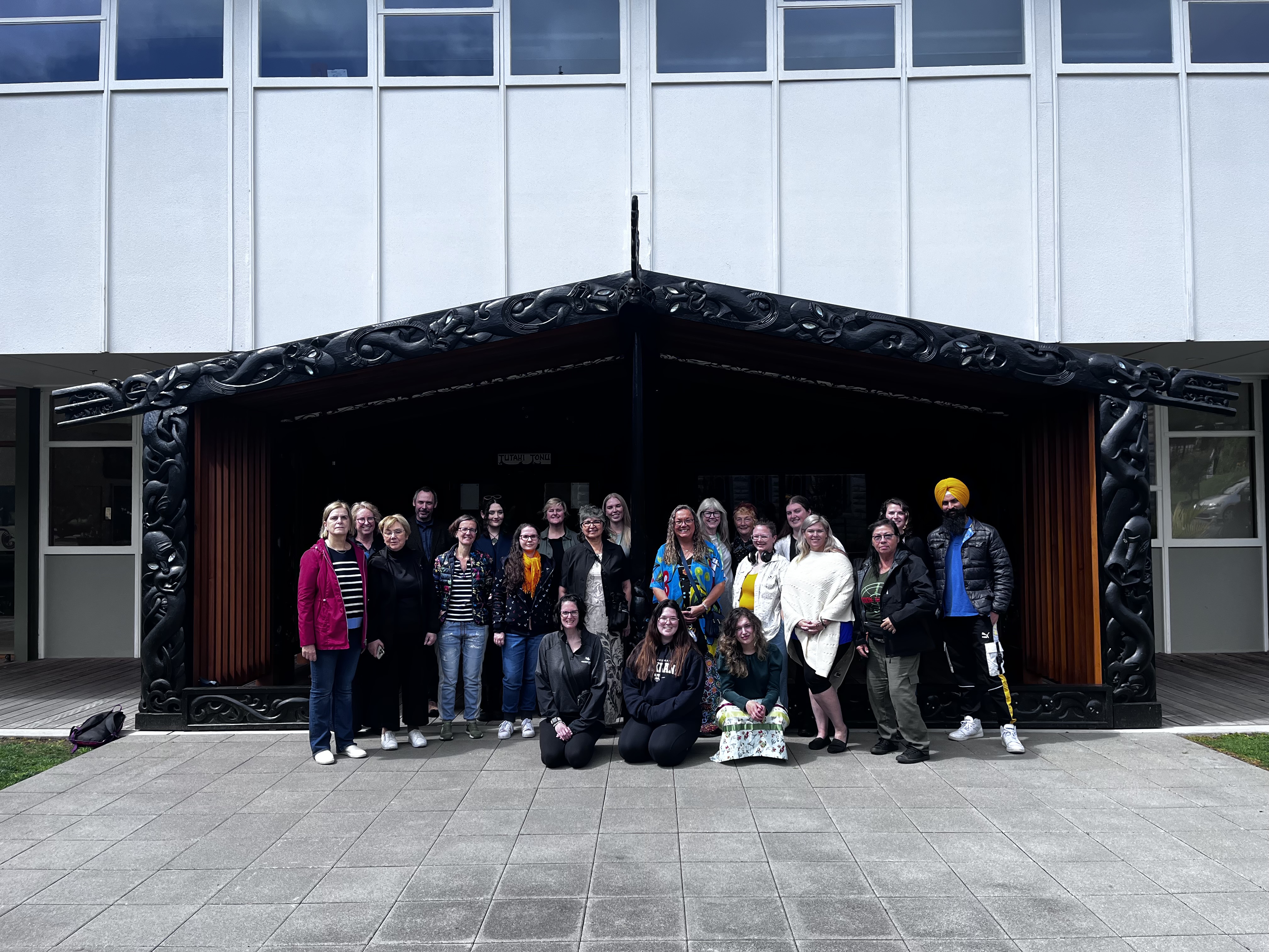 Csoportfotó a University of Auckland előtt